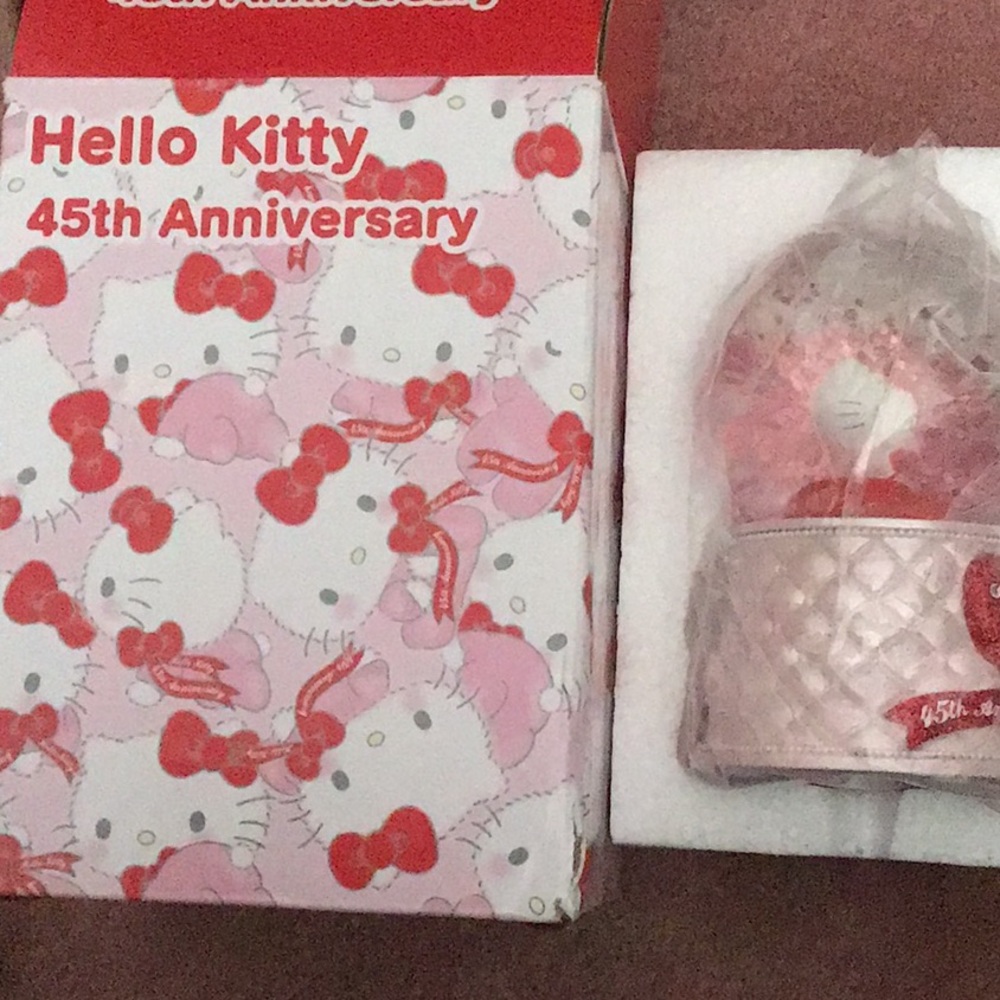 Sanrio hello kitty 45th anniversary snow globe